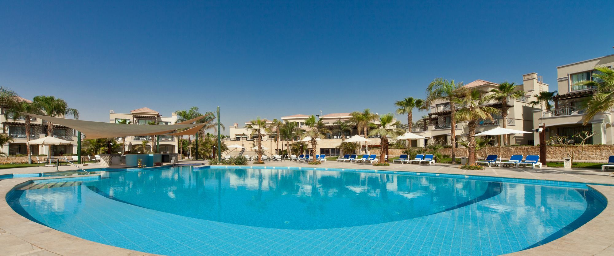 Jaz Little Venice Golf Resort Ain Sukhna Ngoại thất bức ảnh The swimming pool at the complex